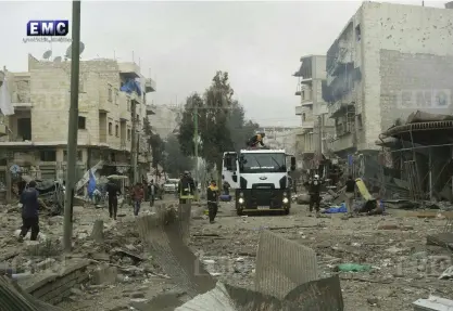  ?? FOTO: TT-AP ?? Hjälparbet­e pågår efter en flygattack
■ i de södra delarna av Idlib i början av januari.