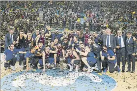  ??  ?? 18 de febrero, el basket El equipo de Svetislav Pesic celebrando la Copa ganada al Madrid