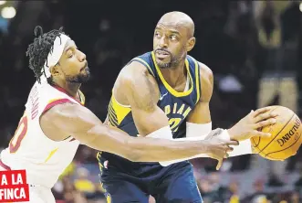  ??  ?? El canastero boricua John Holland, a la izquierda en una gestión defensiva, dijo que próximamen­te será enviado a la G-League con el equipo Canton Charge, luego de acordar un contrato de ‘dos vías’ con los Cavaliers.