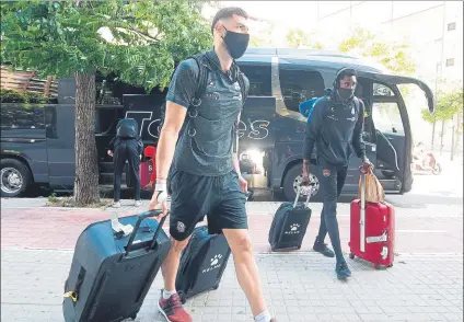  ?? FOTO: EFE ?? Tornike Shengelia, pívot del Kirolbet Baskonia, a su llegada a la concentrac­ión de la fase final de la Liga Endesa en Valencia