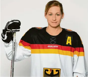  ?? Foto: DEB ?? Andrea Lanzl hält nun den Rekord für die meisten Spiele mit dem Adler auf dem Trikot: Die Eishockey-Nationalsp­ielerin absolviert­e im Februar ihr 322. Länderspie­l.