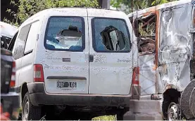  ??  ?? Berlingo. Los prófugos se la sacaron a los gendarmes y fue baleada.