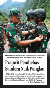  ??  ?? BERPRESTAS­I: Panglima TNI Jenderal Gatot Nurmantyo menaikkan pangkat di Desa Banti, Papua, kemarin.