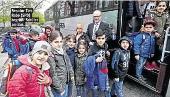  ??  ?? Senator Ties Rabe (SPD) begrüßt Schüler am Bus.