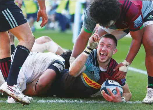  ?? PICTURES: Getty Images ?? Delight: Mike Brown celebrates scoring Quins’ third try