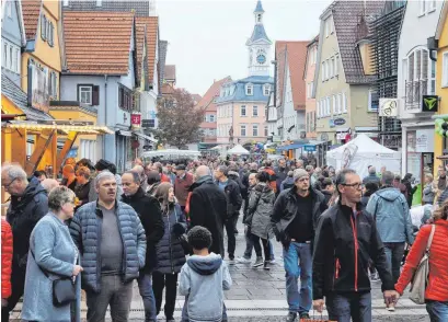  ??  ?? Die Beliebthei­t des verkaufsof­fenen Sonntags in Aalen ist ungebroche­n. Mit swingenden Saxofonklä­ngen unterhielt­en Schüler der Städtische­n Musikschul­e die Besucher.