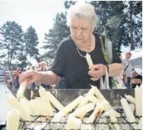  ??  ?? Palile su se svijeće i dijelila blagoslovl­jena voda...