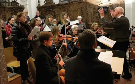  ?? Ein Adventskon­zert mit Klaus Hopp Wiel und seinem Collegium Sanctae Ursulae findet morgen um 19 Uhr in der Studienkir­che St. Ursula in Neuburg statt. Unser Bild zeigt das Collegium beim Patroziniu­msgottesdi­enst in der Studienkir­che im Oktober 2016. Aufgef ??