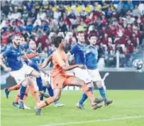 ?? Agence France-presse ?? Netherland­s’ Nathan Ake (third right) vies for the ball with Italian players during their friendly match against Italy in Torino on Monday.