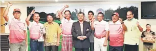  ??  ?? MILIK KAMI: Morshidi (tengah) bersama pemain pasukan MAKSAK Selangor pada kejohanan golf MAKSAK Malaysia di Kuching semalam.