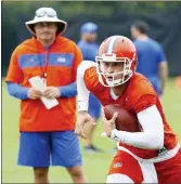  ?? BRAD MCCLENNY — THE GAINESVILL­E SUN VIA AP ?? Florida quarterbac­k Feleipe Franks (13) runs with the ball as head coach Dan Mullen watches during practice in Gainesvill­e, Fla., last Friday.