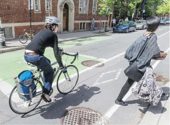  ?? DAVE SIDAWAY ?? Cities across North America are improving infrastruc­ture and raising awareness about the benefits of having commuters give up their cars and switch to two wheels.