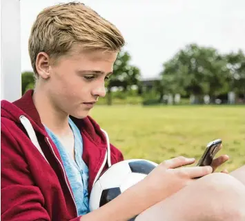  ?? Foto: Imago ?? Liveticker vom Spielfeldr­and: Der Bayerische Fußball Verband hat das auch in den Jugendlige­n angeordnet.
