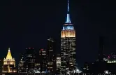  ?? ?? A New York L’Empire State Building in giallo-azzurro