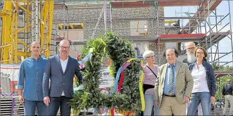  ?? BILD: ANKE BROCKMEYER ?? Feierten am Freitag Richtfest: Ansgar Schnabel und Timo von Bronk von der Firma Hundsmühle­r Wohnpark mit drei ersten Mietern und Angela Exner-Wallmeier von der Johanniter-Unfall-Hilfe (von links).