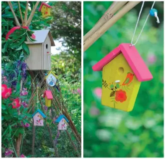  ??  ?? Maisonnett­es, nichoirs, rubans et autres objets décoratifs… Laissez aux enfants le soin de mettre leur touche finale. Et, pour un atelier bricolage en famille, quelques petites chutes de bois se transforme­ront vite en nichoirs déco !