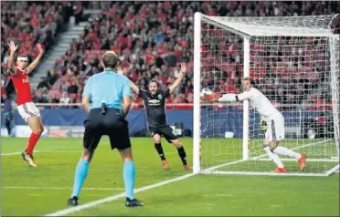  ??  ?? FALLO. El joven portero del Benfica, Svilar, mira hacia el auxiliar en la jugada del gol del United.
