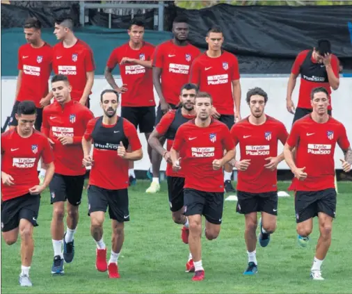  ??  ?? VUELTA. Ayer no sólo lo hacía el Atleti, también cedidos como Vietto o ‘Krane,’ en la foto con Lucas, Juanfran, Augusto, Gabi, Torres...