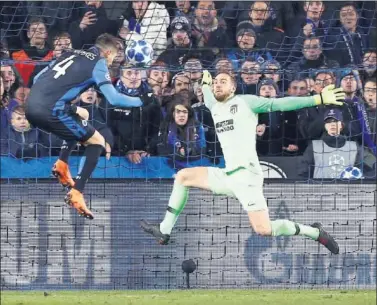  ??  ?? ESPECTACUL­AR. Oblak evitó así un gol cantado en el Jan Breydel de Brujas.