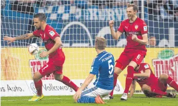  ?? FOTO: DPA ?? Der Torschütze dreht ab, der Kollege jubelt: Martin Harnik (links) nach seinem Ausgleichs­treffer auf Schalke, Innenverte­idiger Georg Niedermeie­r ballt die Fäuste.