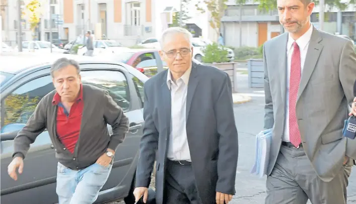  ?? FOTOS: JOSÉ ALMEIDA ?? Al banquillo. Justo José Ilarraz, ayer a la mañana, al llegar a tribunales acompañado por su hermano y su abogado. Sólo presenció la declaració­n de una víctima.