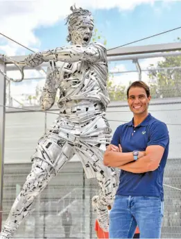  ?? Twitter ?? Rafael Nadal poses in front of his statue made by Spanish artist Jordi Diaz at the Roland Garros. —