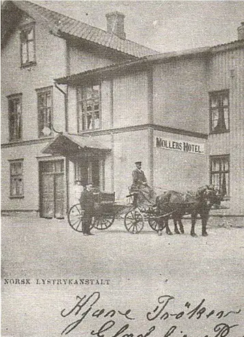  ??  ?? MØLLERS HOTEL: Møllers hotel i Storgaten (senere Lindebergs og Victoria) er i dag en ødelagt bygning. Men huset rommer mye lokal alkoholhis­torie. Festivitet­en, Møllers sal, ligger helt til venstre i bygningen. Der var her byens store fester og selskaper (og teaterfore­stillinger og møter) ble holdt. – Hotellene i Grimstad er en utklekking­sanstalt for fyllefante­r, hevdet Martin Gundersen i bystyret på slutten av 1930-tallet. Skjenkeret­ten til Møllers og Central var ofte gjenstand for debatt i bystyret i 30-årene. Bildet er et postkort fra tidlig 1900-tall.