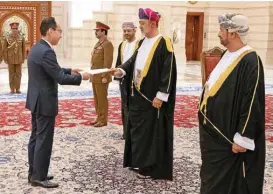  ?? ?? His Majesty the Sultan receives credential­s from Jota Yamamoto, Ambassador of Japan