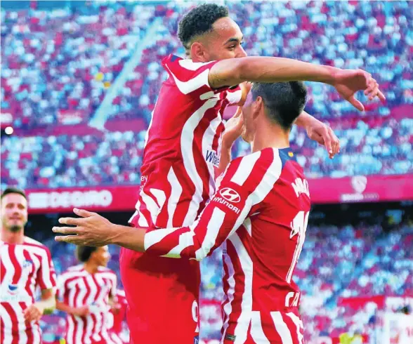  ?? ?? Cunha abraza a Morata tras el segundo gol del Atlético en el Sánchez-Pizjuán