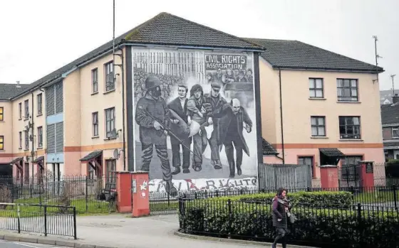  ?? Foto: Neil Hall (Efe) ?? Un mural en la ciudad norirlande­sa de Derry muestra el traslado de una de las víctimas del Domingo Sangriento.