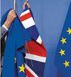  ?? Foto: Olivier Matthys, dpa ?? Zumindest in der EU-Stadt Brüssel dürfte der britische Union Jack nur noch selten neben der Europa-Flagge mit den gelben Sternen hängen.