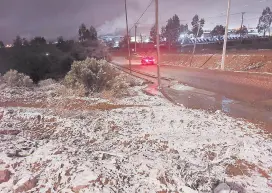  ?? ?? l Algunas partes de Nogales se empezaban ayer a cubrir de nieve que llegó con el nuevo frente frío.