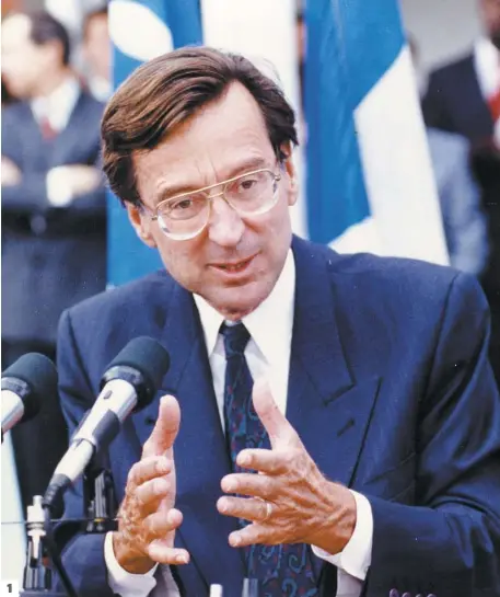  ?? PHOTOS D’ARCHIVES ?? 1
1. Le 25 juin 1990, le premier ministre du Québec, Robert Bourassa, tenait une conférence de presse à la suite de l’annonce de l’échec de l’accord du lac Meech. 2. Robert Bourassa reçoit un accueil triomphal lors d’un vote de confiance le 29 août 1992, au congrès spécial du Parti libéral du Québec. 3. Robert Bourassa lors de la campagne référendai­re sur l’accord de Charlottet­own, le 27 septembre 1992.