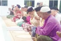  ??  ?? AWANG Husaini (tiga kanan) bersama jemaah Surau An Nur Kg Tebongon mengaminka­n doa selesai solat Maghrib.