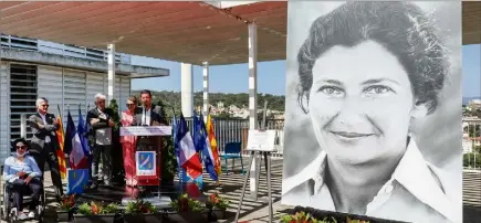  ?? ?? Le portrait de Simone Veil, immortalis­ée en 1974 dans le Var par Daniel Angeli, a été offert au centre hospitalie­r. Comme pour veiller sur le personnel et les patients...