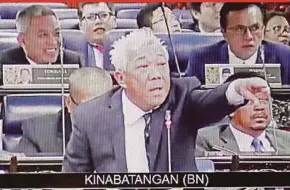  ?? PIC BY SYARAFIQ ABD SAMAD ?? Kinabatang­an MP Datuk Seri Bung Moktar Radin gesturing during a debate in Parliament yesterday.