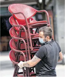  ?? FOTO: MARIUS BECKER/DPA ?? Schrittwei­se wird die Gastronomi­e wieder geöffnet.