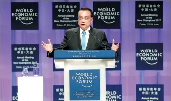  ?? WU ZHIYI / CHINA DAILY ?? Premier Li Keqiang delivers the keynote speech at the Summer Davos in Dalian on Tuesday.