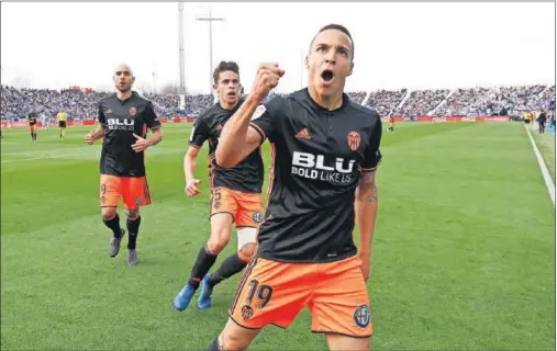  ??  ?? GOLEADOR DE LA TARDE. Rodrigo mantiene su idilio con el gol, con un tanto que vale tres puntos para el Valencia.