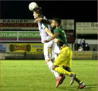  ?? FOTO KOEN FASSEUR ?? Casemiro van Sint-Lenaarts gaat het duel aan met Hens van RC Mechelen.