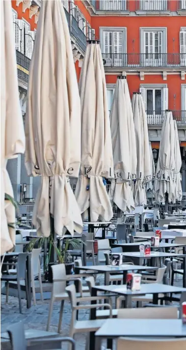  ??  ?? Una terraza vacía ayer en la Plaza Mayor de Madrid, uno de los puntos neurálgico­s del turismo en la capit