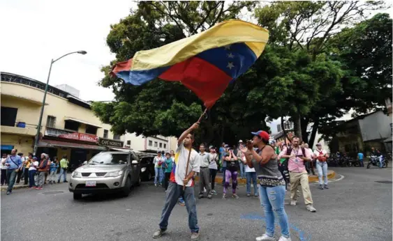  ?? JUAN BARRETO, AFP. ?? Opositores al régimen de Nicolás Maduro protestaro­n cerca de la base aérea La Carlota, en Caracas el 4 de mayo.