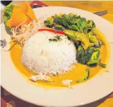  ?? FOTO: NYF ?? Asiatische Köstlichke­it: Knackiges Gemüse in mildscharf­em Curry mit körnigem Basmatirei­s.