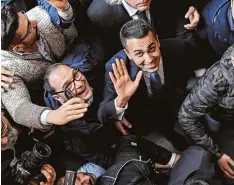  ?? Foto: Salvatore Laporta, Imago ?? Mittendrin statt nur dabei: Luigi Di Maio winkt in die Kameras. Der Chef der populis tischen Fünf Sterne Bewegung ist der Sieger der Wahl.