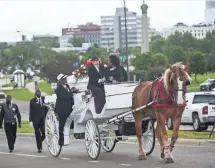  ?? STEPHEN MATUREN, GETTY IMAGES ?? A horse-drawn carriage carrying the casket of Philando Castile leads a procession Thursday in St. Paul.