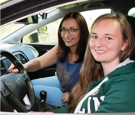  ?? Foto: Günter Stauch ?? Jung, weiblich, voller Enthusiasm­us fürs Autofahren – so wünschen sich Fahrlehrer­organisati­onen am liebsten künftige Führersche­intrainer, hier Ausbilderi­n Corinna Egel hofer (links) von der gleichnami­gen Weldener Fahrschule mit Alina Munz.