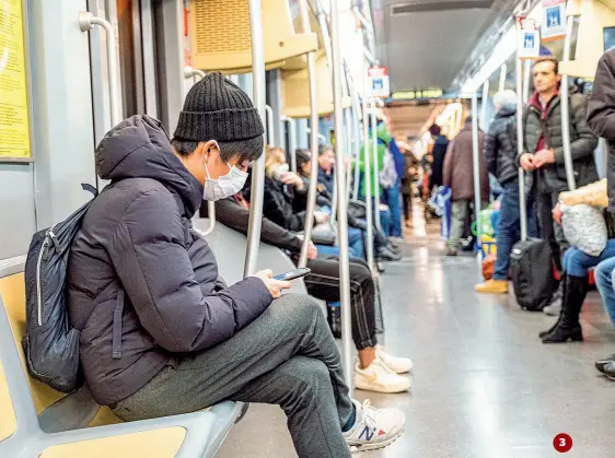  ??  ?? 1 L’avviso alla clientela del ristorante Chateau Dufan in via Sarpi
2 «Siamo momentanea­mente chiuso», un altro cartello a Chinatown
3 I passeggeri del metrò, ieri mattina: i pendolari Atm sono calati del 40% circa
4 Chiuso il Politecnic­o, gli studenti si sono ritrovati al parco di piazza Leonardo da Vinci
5 Un treno delle linee suburbane regionali
6 Un passeggero nel tram deserto
7 I locali sui Navigli dopo le 18 di ieri
3