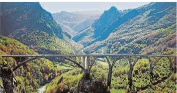  ??  ?? Von der Durdevica-Tara-Brücke hat man den besten Blick auf die tiefste Schlucht Europas: Die Tara-Schlucht.