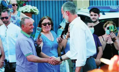  ?? EFE ?? El Rey Felipe VI saluda a algunos vecinos a su llegada a Vega de Coria (Cáceres)
