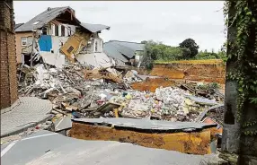  ??  ?? V sutinách. To, co zbylo z krajních domů v městečku Erftstadt-Blessem. V tom městečku, ke kterému se blíží obří sesuv půdy ze snímku na titulní straně tohoto vydání. Foto: Reuters